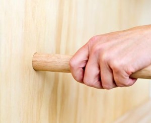 Вставляем в отверстия круглые дюбеля