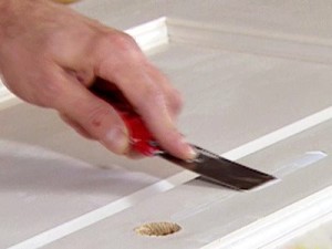 Заделываем трещины на полотне двери