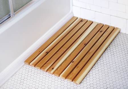 Деревянный коврик в ванной